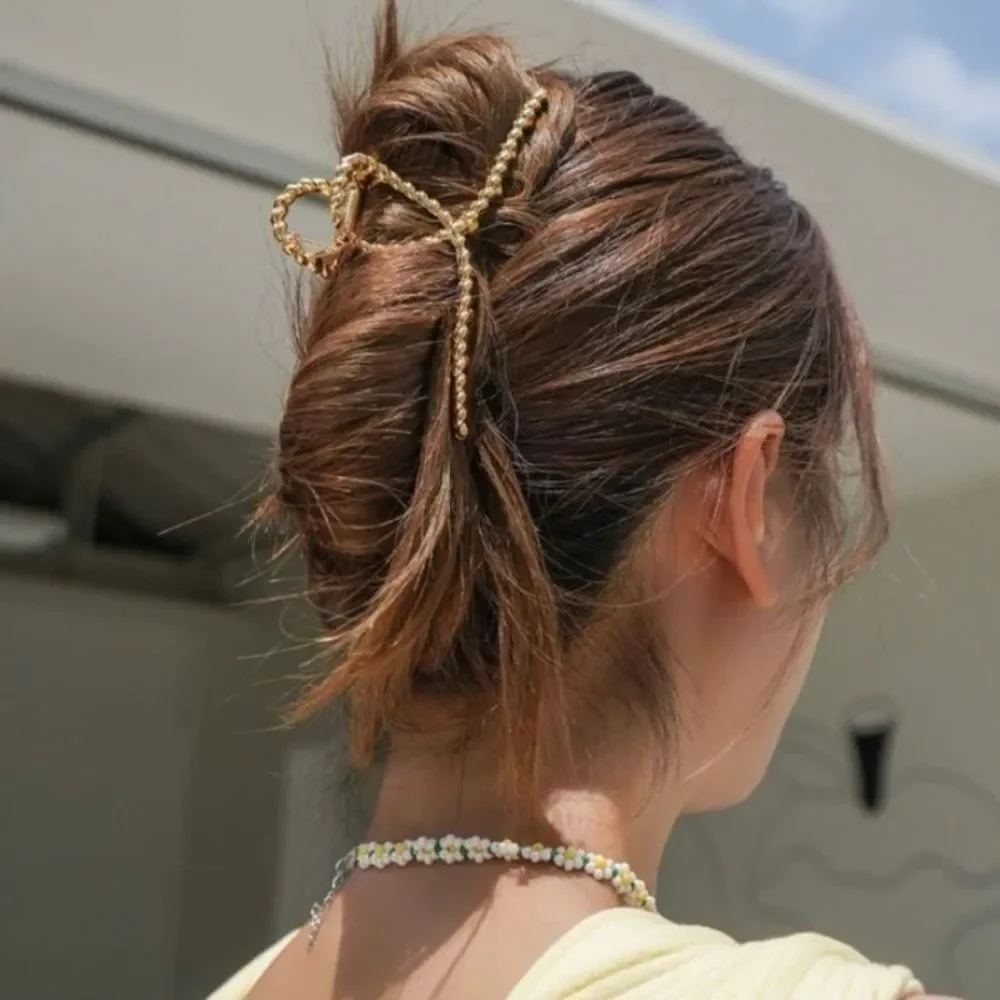 Gold metal twist Updo Hair Minimalistic Cute hair claw clip - Picture 2 of 4
